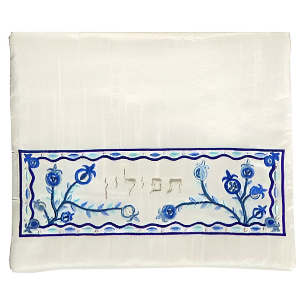 תיק תפילין רקום רימונים כחול על לבן – ענפי רימון בגווני כחול ותכלת והמילה "תפילין" על בד לבן, יאיר עמנואל
