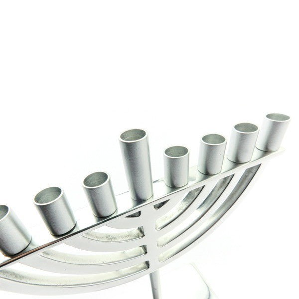 חנוכייה קלאסית קטנה מאלומיניום בגוון כסף טבעי - מבט נוסף 3 - יאיר עמנואל