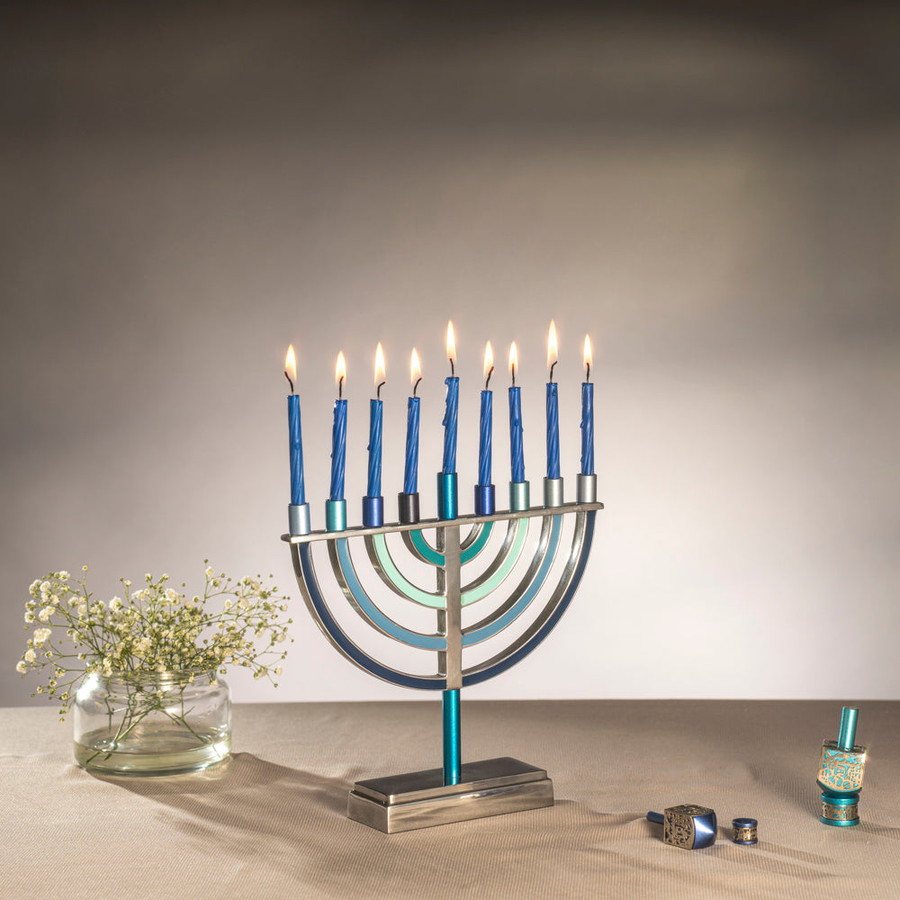 חנוכייה קלאסית עם קנים צבעוניים בגווני כחול - תמונה 2 - יאיר עמנואל