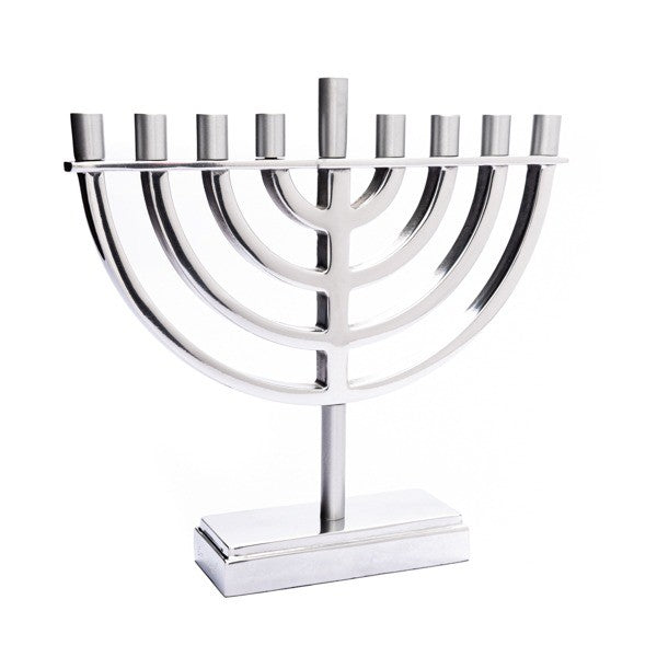 חנוכייה קלאסית גדולה מאלומיניום בגוון כסף טבעי - מבט נוסף 1 - יאיר עמנואל