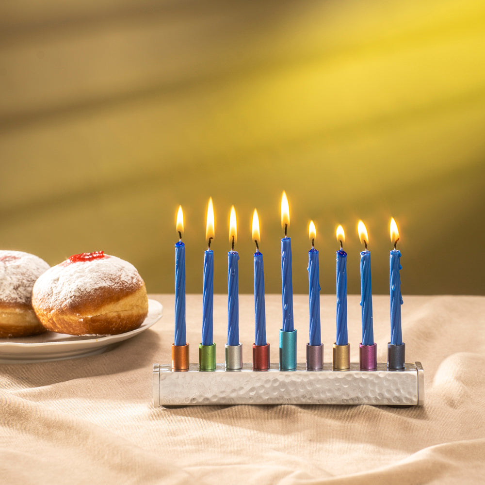 חנוכייה קטנה "פס" מאלומיניום בעבודת פטיש – צבעונית - תמונה 2 - יאיר עמנואל