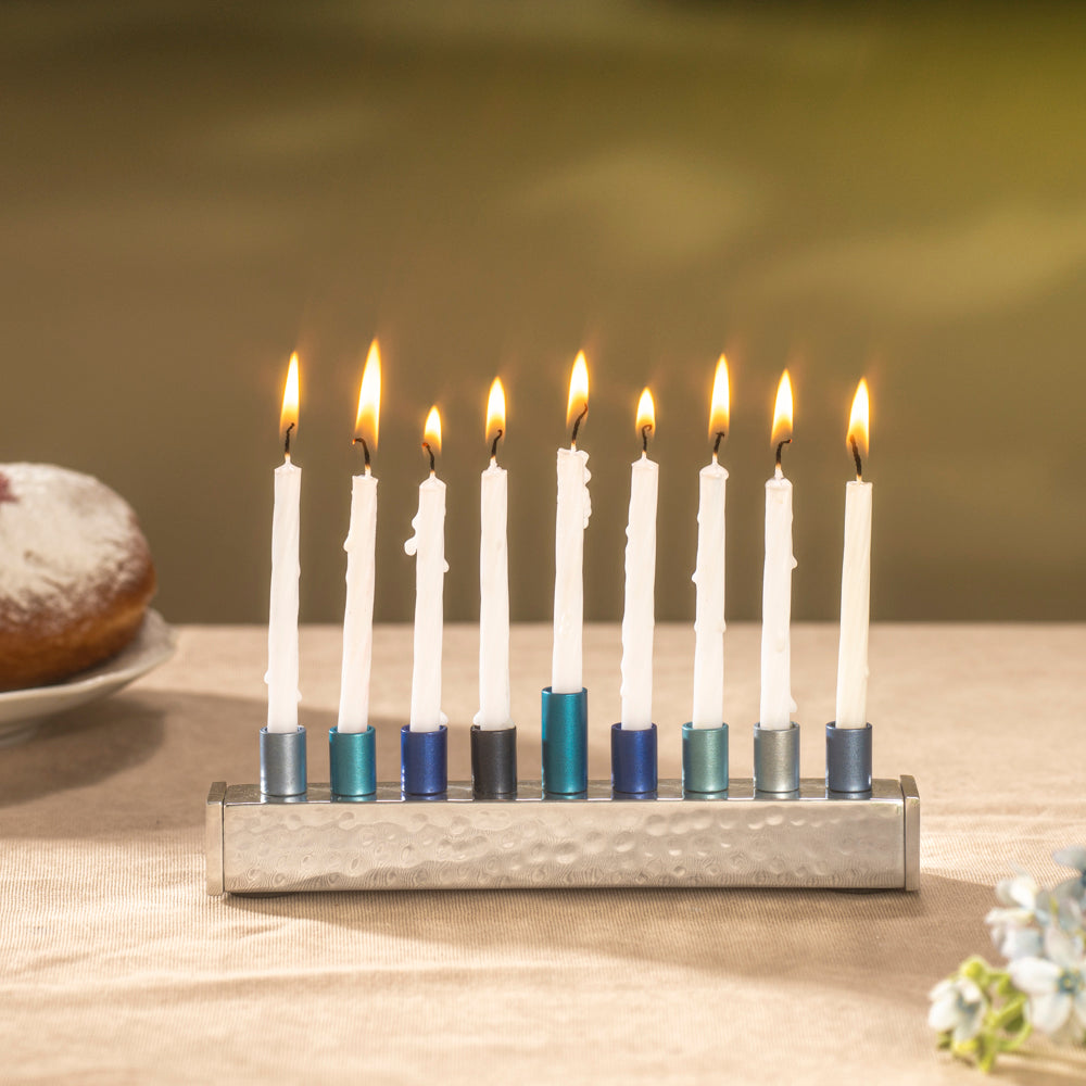 חנוכייה קטנה "פס" מאלומיניום בעבודת פטיש בגווני כחול - תמונה 2 - יאיר עמנואל
