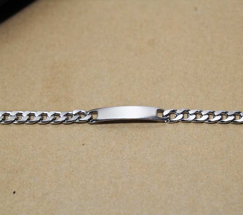 Men's bracelet with thick links made of stainless steel with a smooth plate