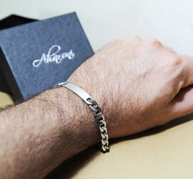 Men's bracelet with thick links made of stainless steel with a smooth plate