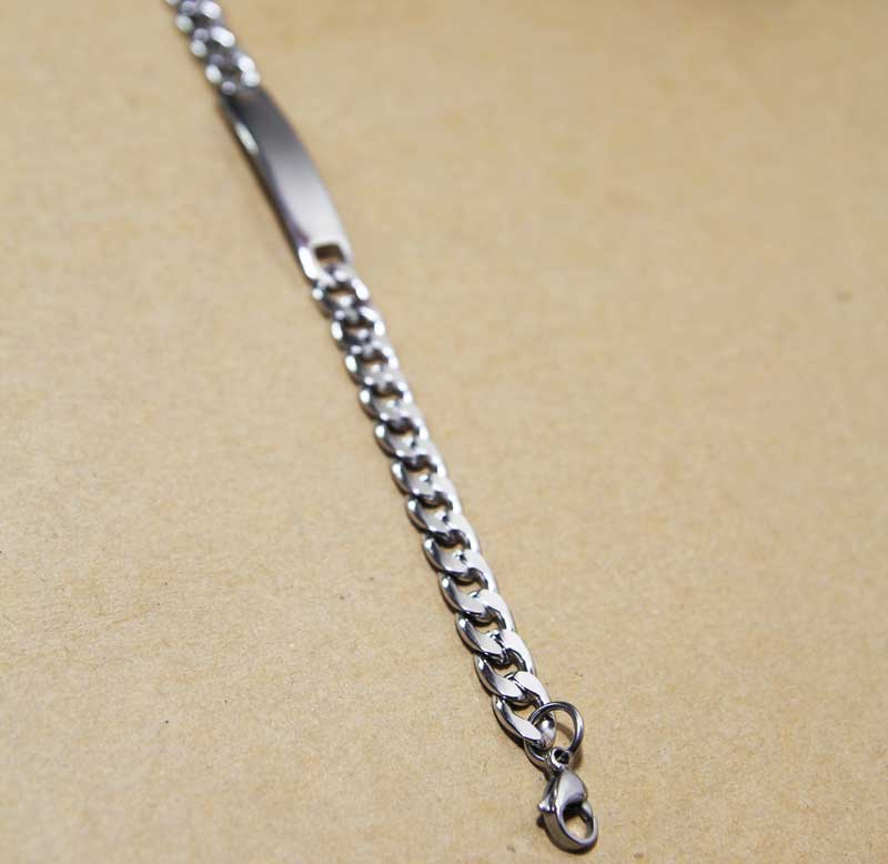 Men's bracelet with thick links made of stainless steel with a smooth plate