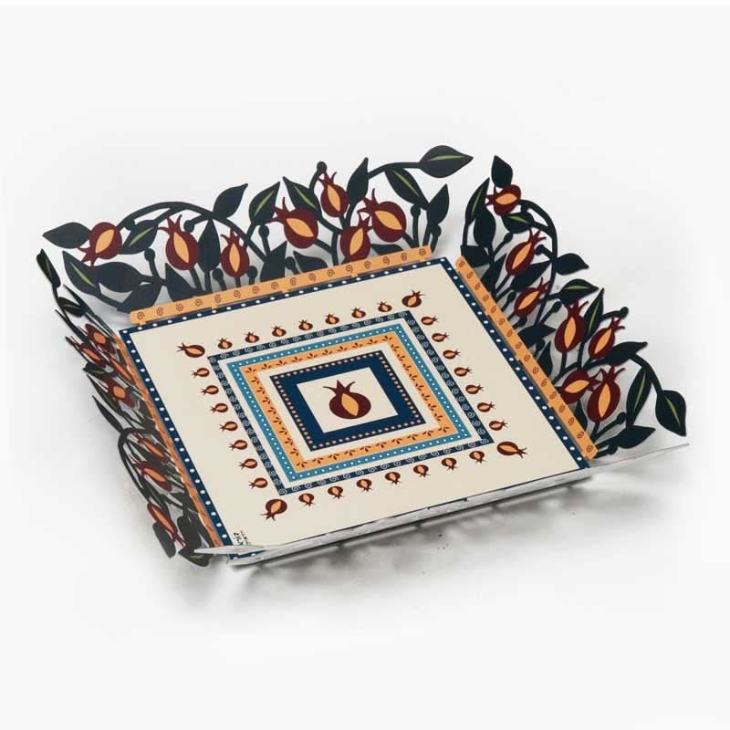 קערת נוי - "רימון" מהממת בעיצובה של אמנית היודאיקה דורית קליין ממתכת צבועה בשלל צבעים. קערת מתכת יפהפייה ומרשימה, חיתוך בלייזר והדפסה של רימונים ועלים, מייפה כל פינה בבית. מחיר מבצע מיוחד באתר מתנות ישראל