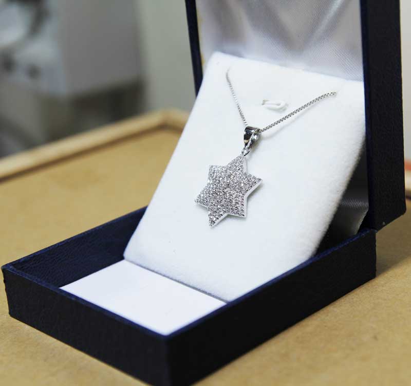 "Star of David" necklace made of 925 silver (2*2.5 cm) inlaid with white crystals and rhodium plating