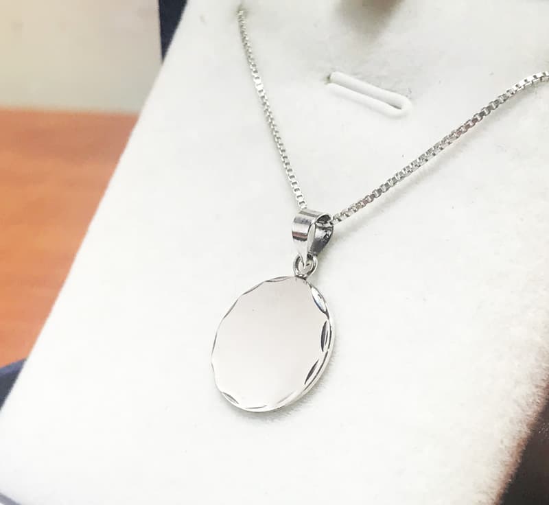 Small round necklace (1.5 cm) made of 925 silver with decorations around it - for engraving or without