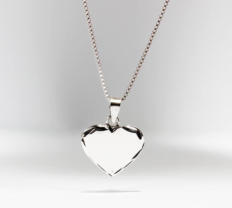 Small heart necklace made of 925 silver with decorations around it, for engraving or not.