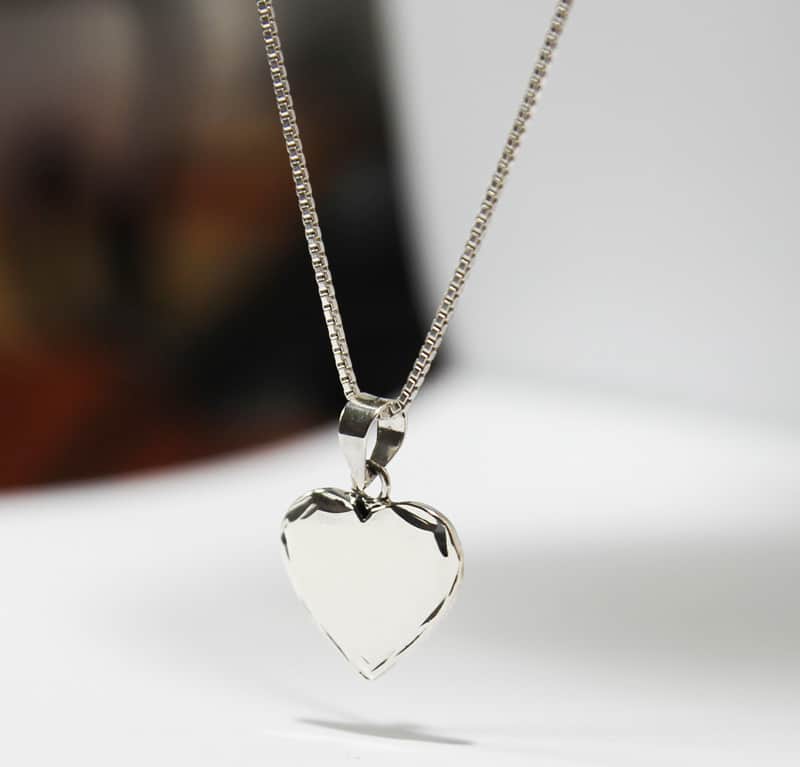 Small heart necklace made of 925 silver with decorations around it, for engraving or not.