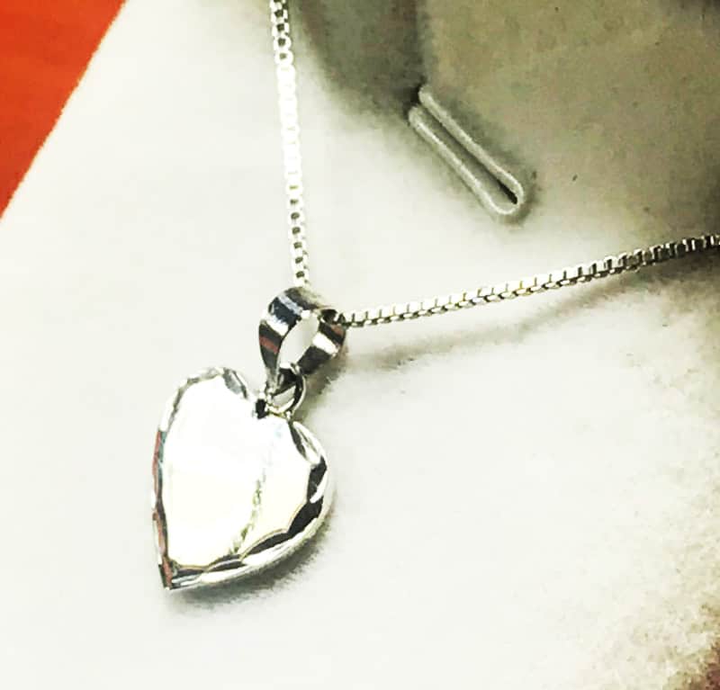 Small heart necklace made of 925 silver with decorations around it, for engraving or not.