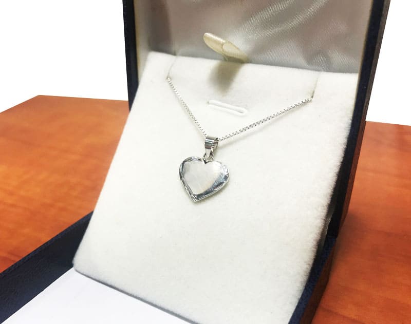 Small heart necklace made of 925 silver with decorations around it, for engraving or not.