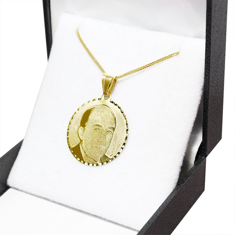 14k yellow gold pendant in the shape of a "medium" circle (2.5 cm) with a high-quality photo engraving