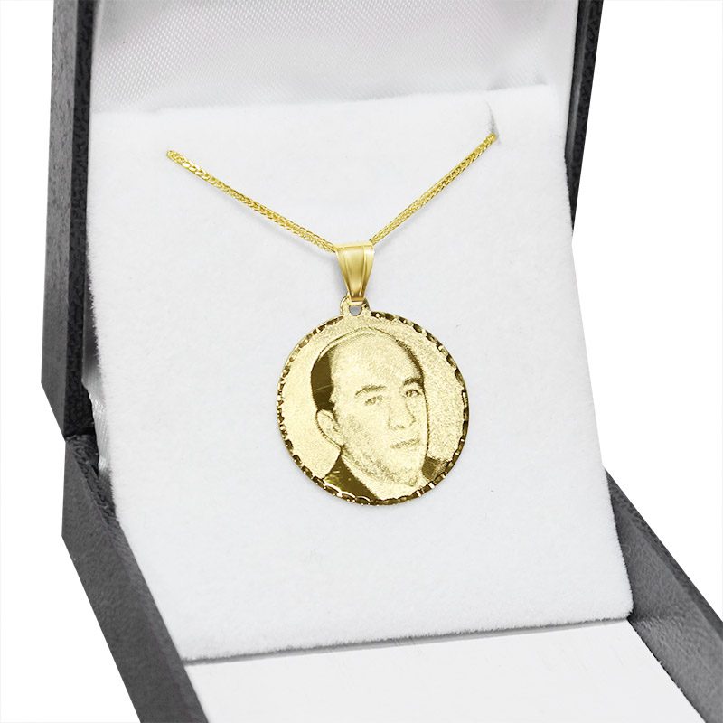 14k yellow gold pendant in the shape of a "medium" circle (2.5 cm) with a high-quality photo engraving