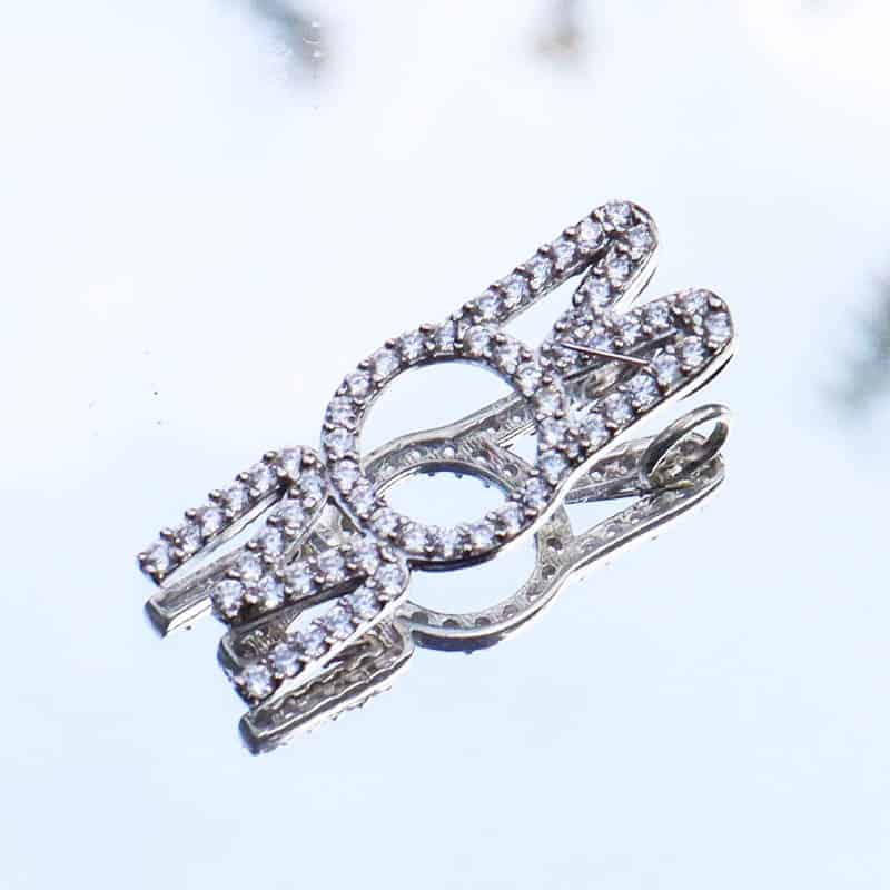 "MOM" pendant (2.3*1 cm) in 14k white gold with crystals