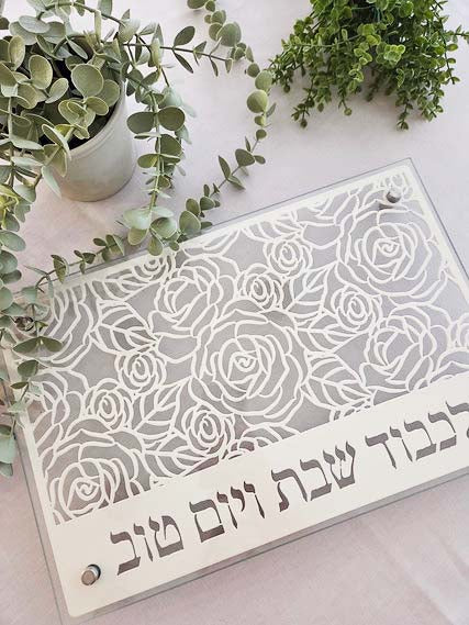 מגש חלה מזכוכית "לכבוד שבת ויום טוב" (40*26.5 ס"מ) - ע"י האמנית דורית קליין