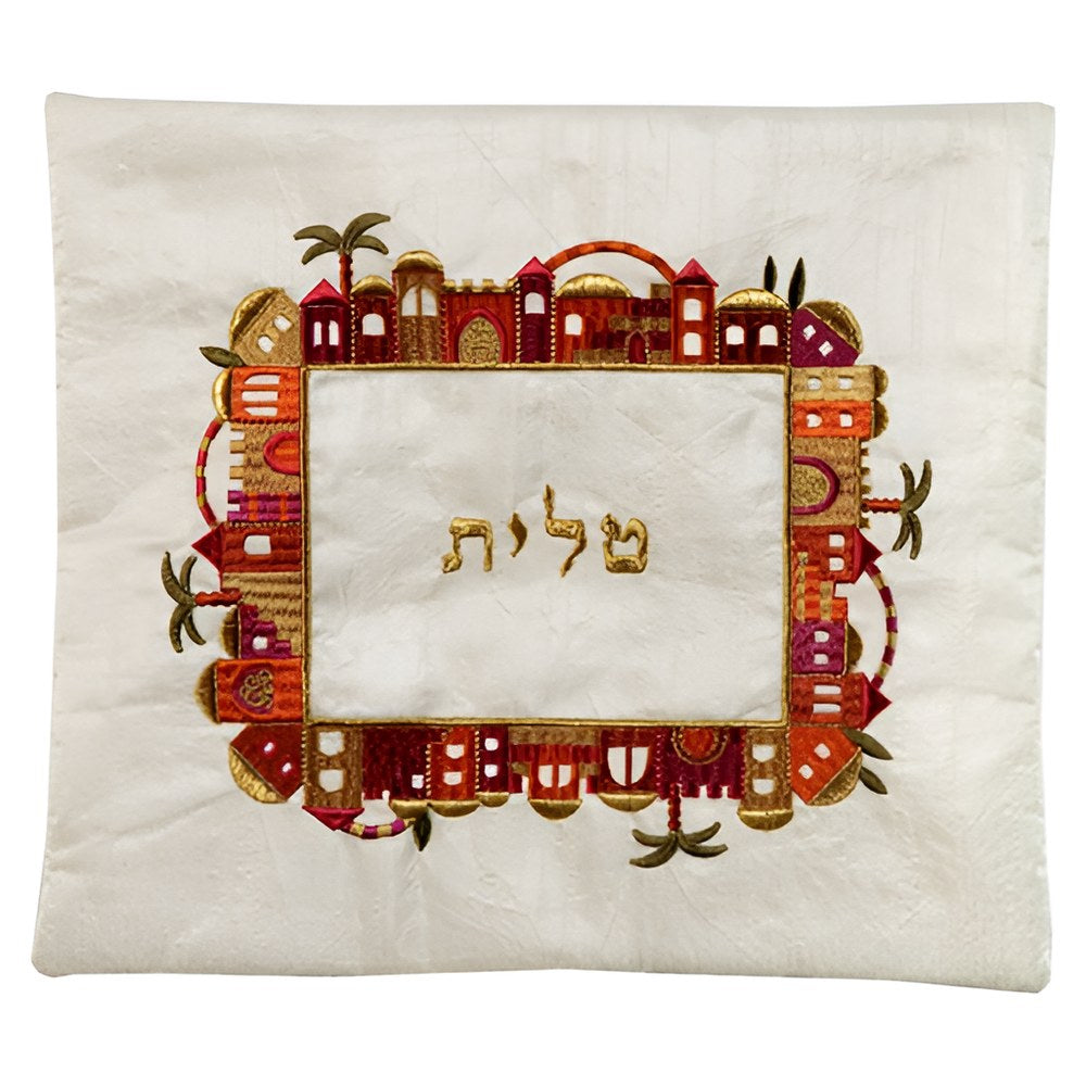 תיק טלית רקום מסגרת ירושלים צבעוני על לבן – בתי העיר העתיקה ברקמה צבעונית סביב המילה "טלית", יאיר עמנואל