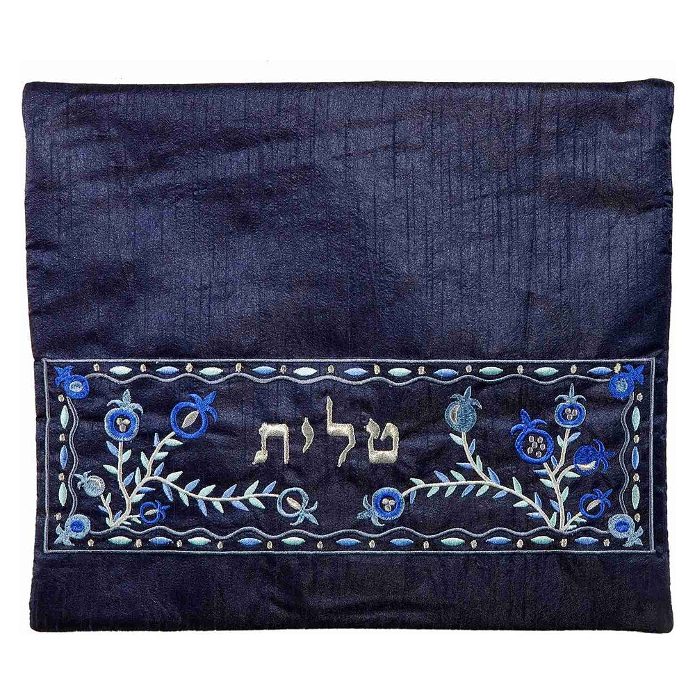 תיק טלית רקום רימונים כחול – ענפי רימון בגווני כחול ותכלת והמילה "טלית" על בד כחול כהה, יאיר עמנואל