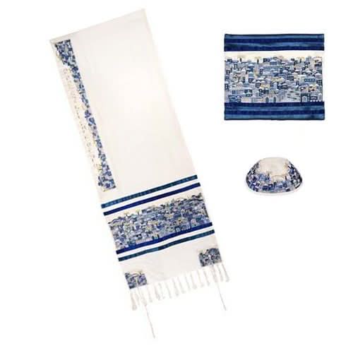 סט 3 חלקים: טלית רקמה צפופה - ירושלים - כחול + כיסוי טלית תואם + כיפה תואמת מהממת. טלית זאת, רקומה בגוונים כחולים, מתארת את נופי ירושלים, כפי שרואה אותם יאיר עמנואל, בעיני רוחו. בעטרה, רקום: "אשר קדשנו במצוותיו וציוונו להתעטף בציצית". מעוצב ומיוצר ע"י אומן היודאיקה הירושלמי יאיר עמנואל. מחיר מבצע מתנות ישראל.