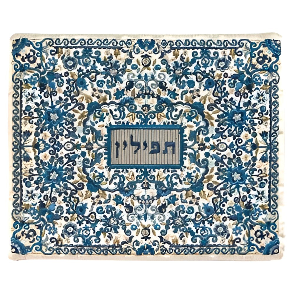 תיק תפילין רקמה מלאה כחול – פרחים וסלסולים בכחול ותכלת על רקע לבן והמילה "תפילין" במרכז, יאיר עמנואל