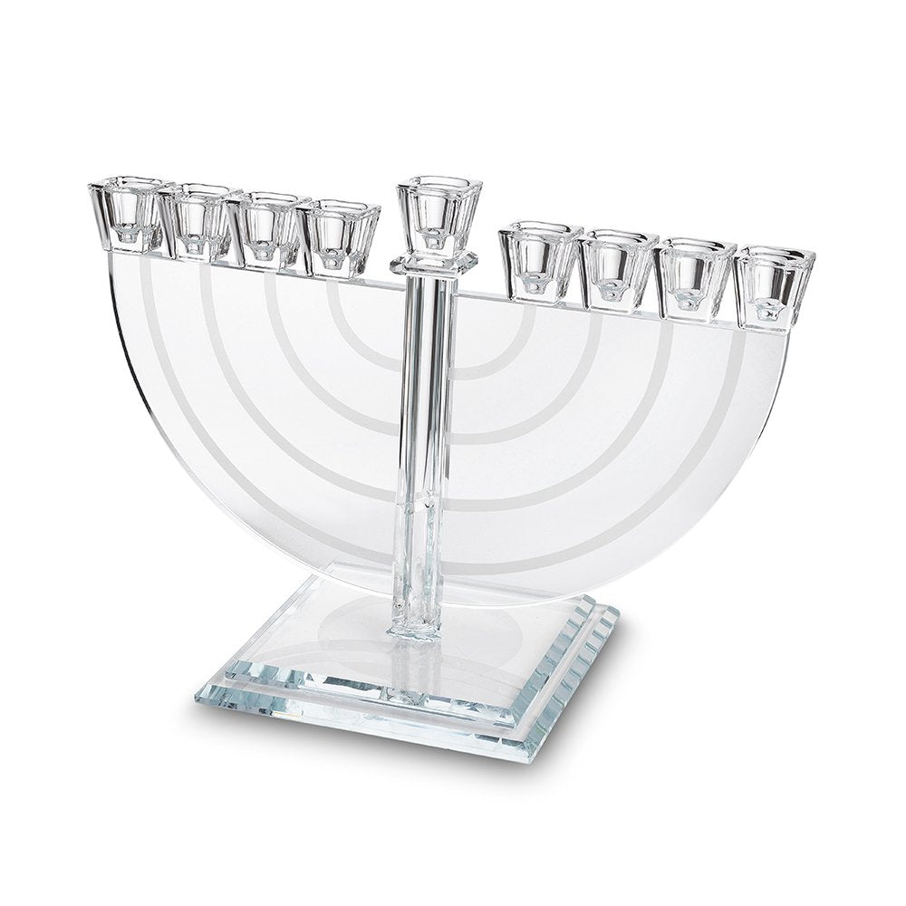 חנוכיית חצי גלגל מקריסטל שקוף עם קשתות חרוטות – חנוכיית קריסטל שקופה בצורת חצי גלגל עם קשתות חרוטות, עיצוב ארט יודאיקה