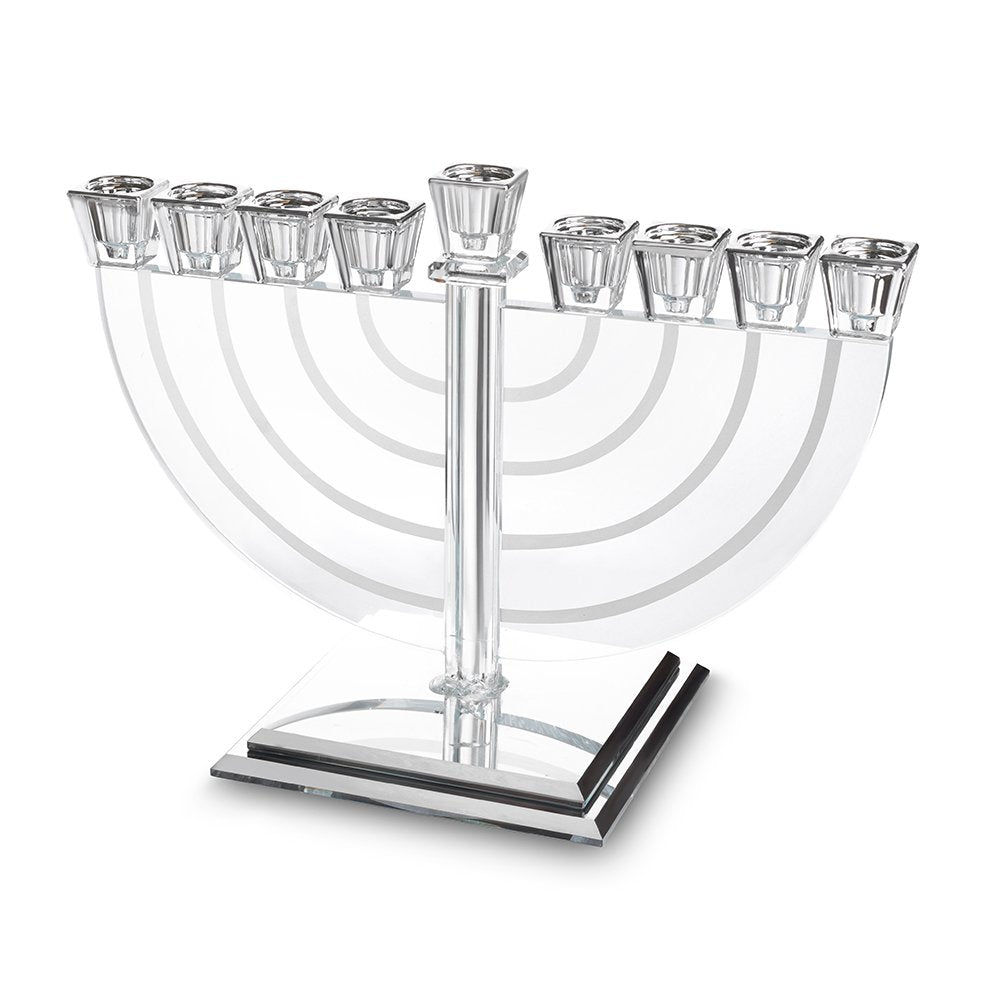חנוכיית חצי גלגל מקריסטל שקוף עם בתי נרות ובסיס בגוון כסף – חנוכיית קריסטל שקופה בצורת חצי גלגל עם בתי נרות ובסיס כסופים, עיצוב ארט יודאיקה
