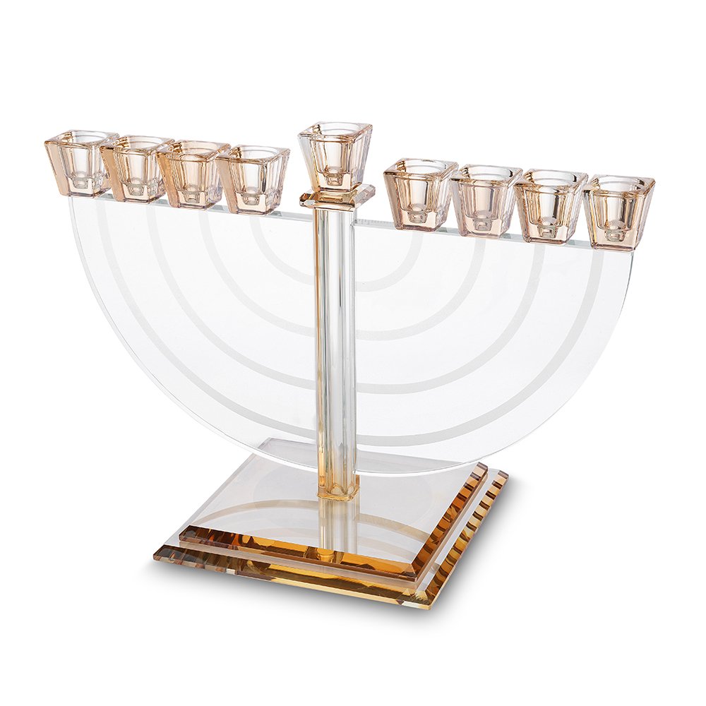חנוכיית חצי גלגל מקריסטל שקוף עם בתי נרות ובסיס בגוון זהב – חנוכיית קריסטל שקופה בצורת חצי גלגל עם בתי נרות ובסיס בגוון זהב, עיצוב ארט יודאיקה