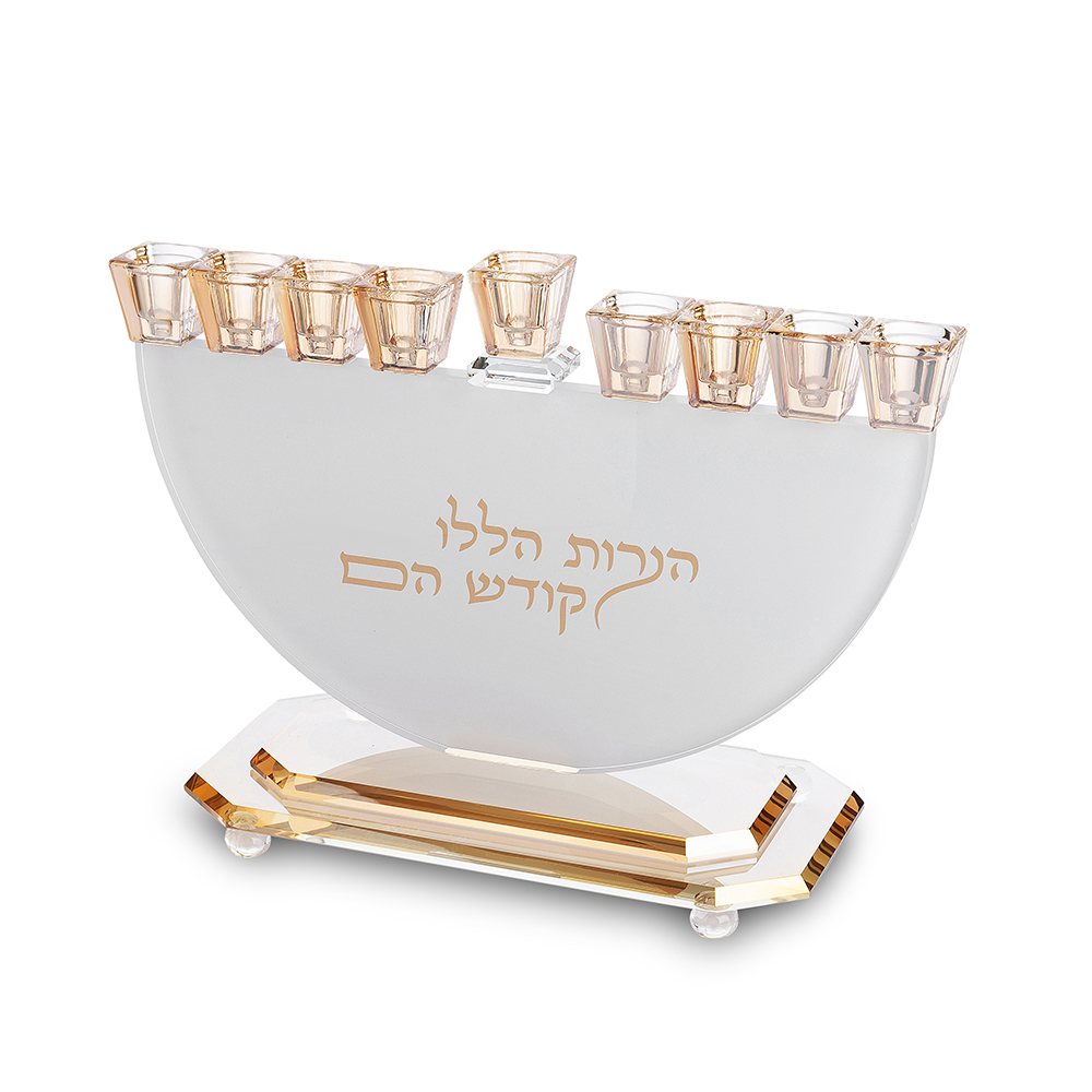 חנוכיית חצי סהר מקריסטל מט עם הכיתוב "הנרות הללו קודש הם" – חנוכיית חצי סהר מקריסטל מט עם הכיתוב הנרות הללו קודש הם בזהב, עיצוב ארט יודאיקה