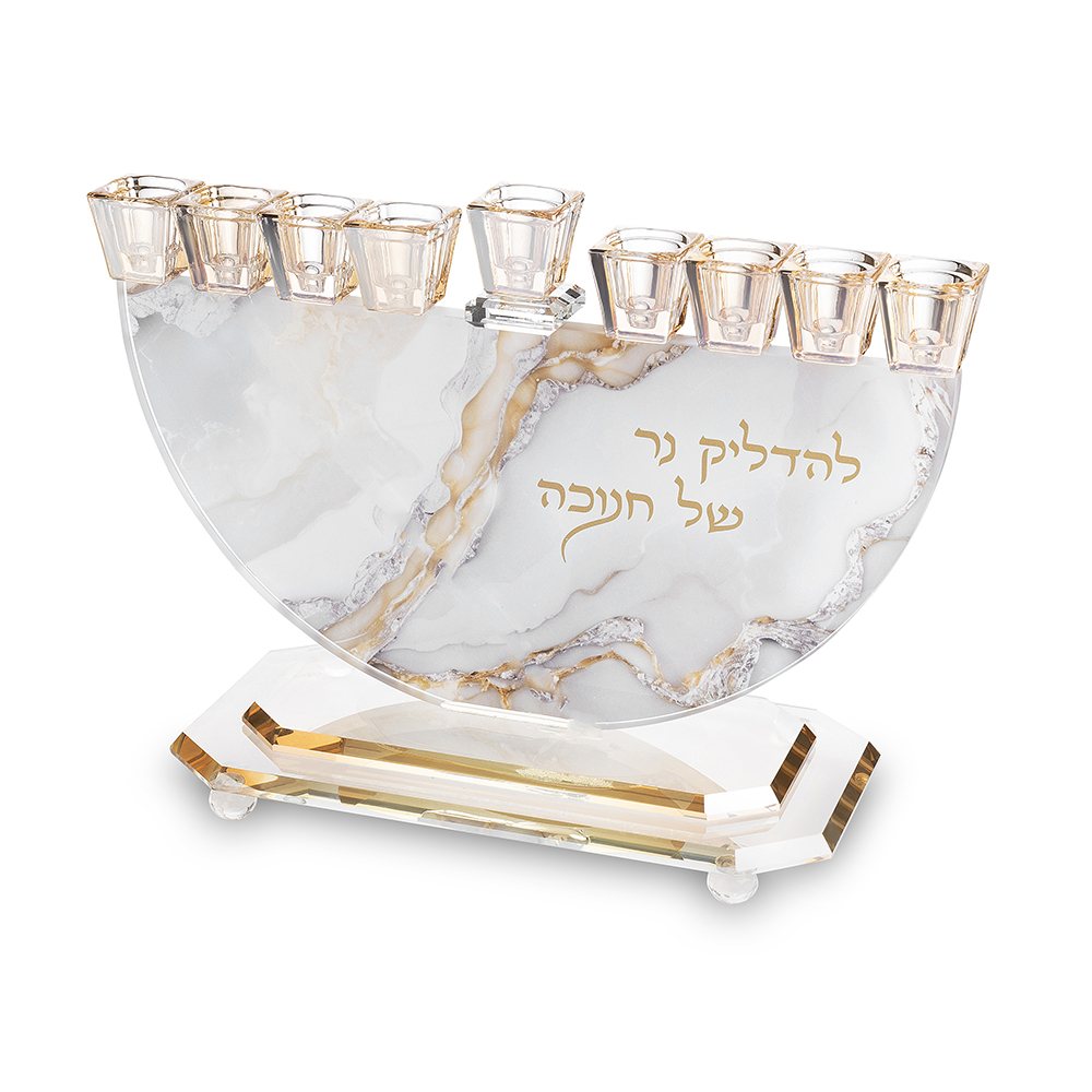 חנוכיית חצי סהר מקריסטל בהדפס שיש לבן וזהב "להדליק נר של חנוכה" – חנוכיית חצי סהר מקריסטל בהדפס שיש לבן וזהב עם הכיתוב להדליק נר של חנוכה, עיצוב ארט יודאיקה