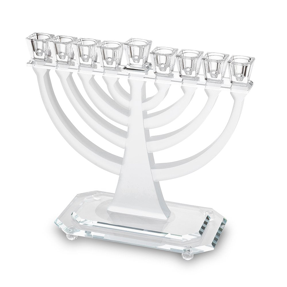 חנוכייה מקריסטל שקוף ומט בקשתות קלאסיות – חנוכיית קריסטל מט ושקופה בקשתות קלאסיות על בסיס מדורג, עיצוב ארט יודאיקה