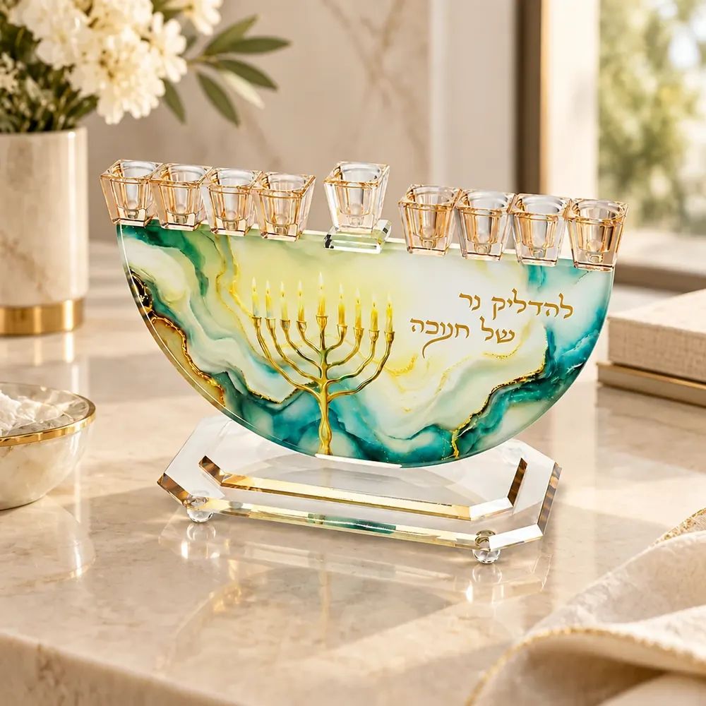 חנוכיית חצי סהר מקריסטל בהדפס שיש טורקיז וזהב "להדליק נר של חנוכה" – החנוכייה דולקת בערב חנוכה
