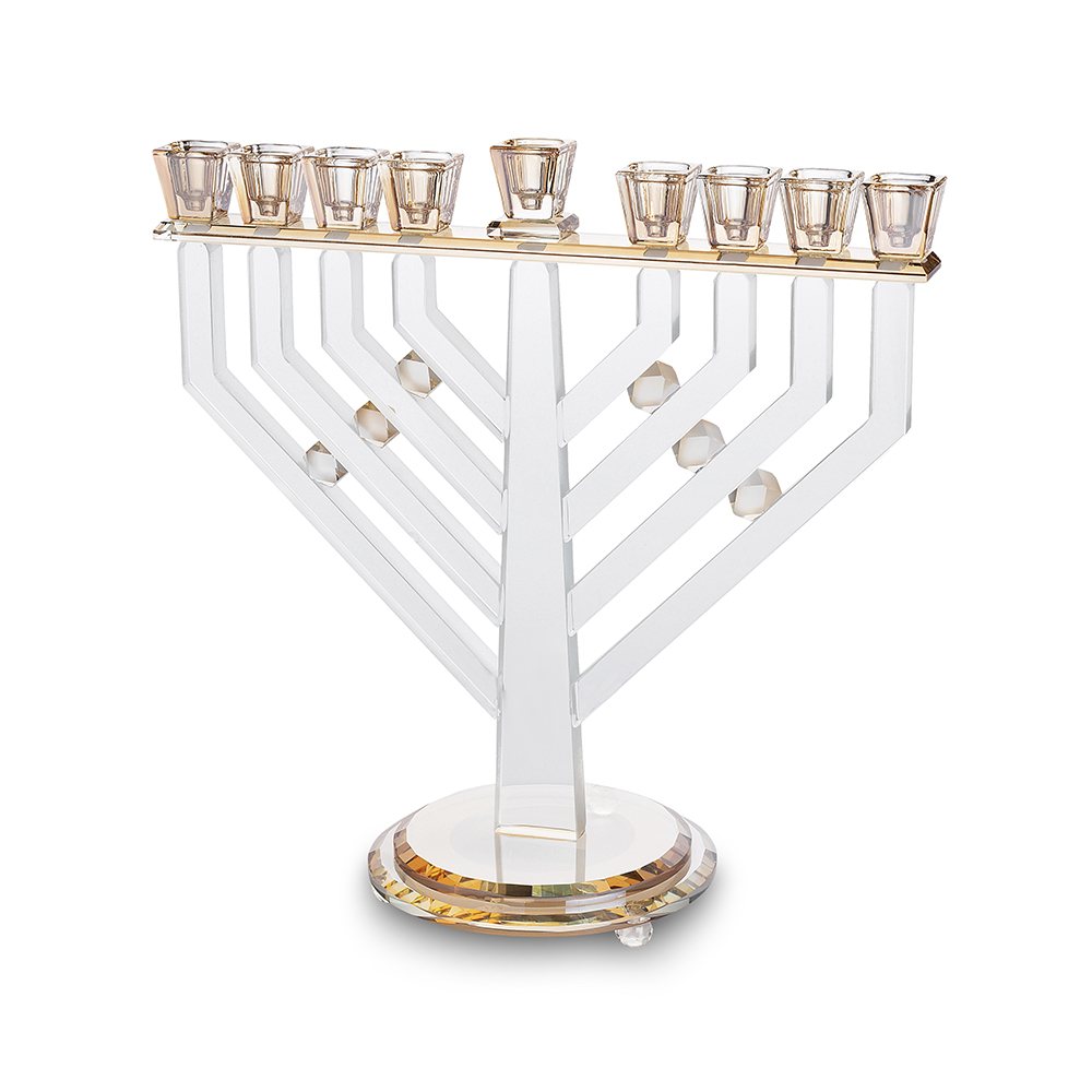 חנוכייה מקריסטל שקוף עם קנים באלכסון ואבני קריסטל – חנוכיית קריסטל שקופה עם קנים באלכסון, אבני קריסטל ובסיס עגול מוזהב, עיצוב ארט יודאיקה
