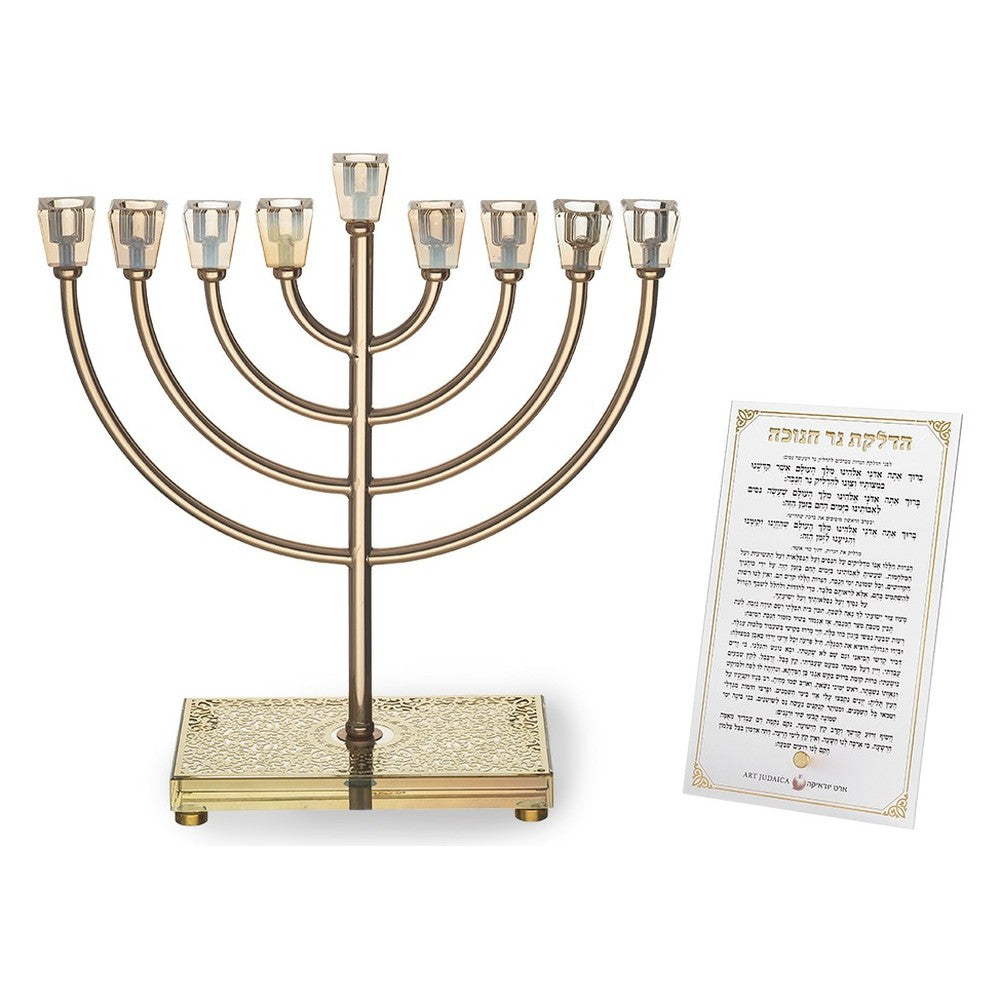 חנוכייה "אור הזהב" בגוון זהב עתיק עם קנים מעוגלים, בסיס קריסטל עם לוח מתכת מעוטר וכרטיס ברכון פרספקס להדלקת נר חנוכה, עיצוב ארט יודאיקה