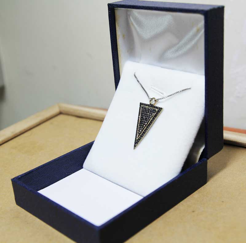 925 silver arrow necklace (2.7*1.7 cm) inlaid with black crystals and 14K gold plating