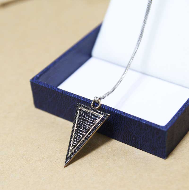 925 silver arrow necklace (2.7*1.7 cm) inlaid with black crystals and 14K gold plating