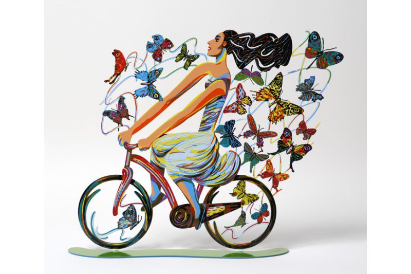 סטנד "רוכבת באופוריה" Rider In Euphoria ( Height - 36cm( 14.1") Width- 36cm(14.1") Weight: 1.3KG | 2.8 lbs סטנד מתכת צבעוני בעבודת יד עם הדפס דו צדדי על מתכת בחיתוך לייזר. צבעוני. סטנד מהמם המדגים אישה באופוריה על אופניים, מוקפת פרפרים. יצירה זו לוכדת את מהות יצירתו של דייוויד גרשטיין. שמחת חיים, צבעוניות אופניים ורומנטיקה . מעוצב ומיוצר ע"י האמן דוד גרשטיין. פסל מתכת מקסים זה להנחה על השולחן מדף מאת דייוויד גרשטיין, החוקר את אחד הנושאים החביבים עליו ביותר, רכיבה על אופניים. מחיר מבצע מתנות ישראל