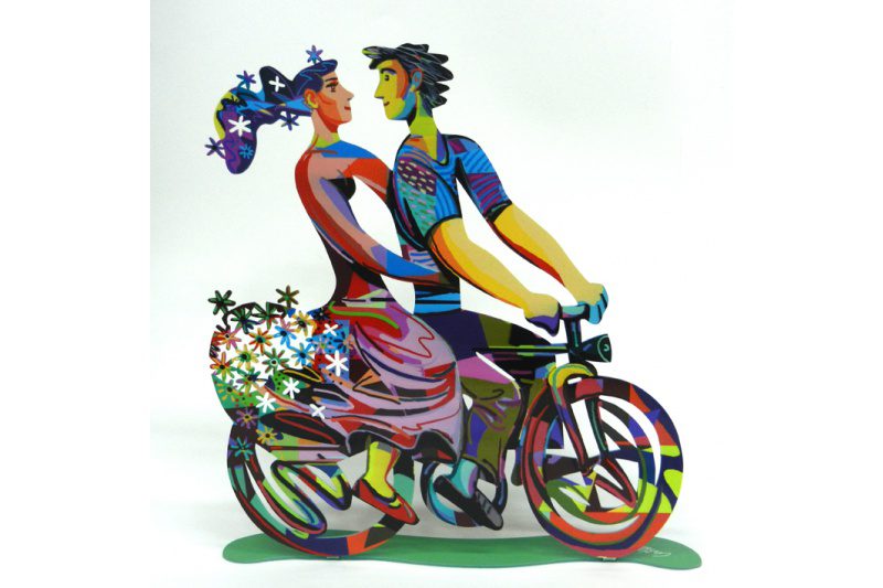 סטנד "רכיבה באביב" Spring Ride גדול ( 35cm X 35cm (13.8" X 13.8") - 1.2 KG - 2.64 Lbs) – סטנד מתכת צבעוני בעבודת יד עם הדפס דו צדדי על מתכת בחיתוך לייזר. צבעוני ובגימור לכה. סטנד מהמם בצורת זוג אוהבים רוכבים על אופניים. נסיעה אביבית כובשת ורומנטית זו לוכדת את מהות יצירתו של דייוויד גרשטיין. שמחת חיים, אופניים ורומנטיקה מעוצב ומיוצר ע"י האמן דוד גרשטיין. פסל מתכת מקסים זה להנחה על השולחן מדף מאת דייוויד גרשטיין, החוקר את אחד הנושאים החביבים עליו ביותר, רכיבה על אופניים.