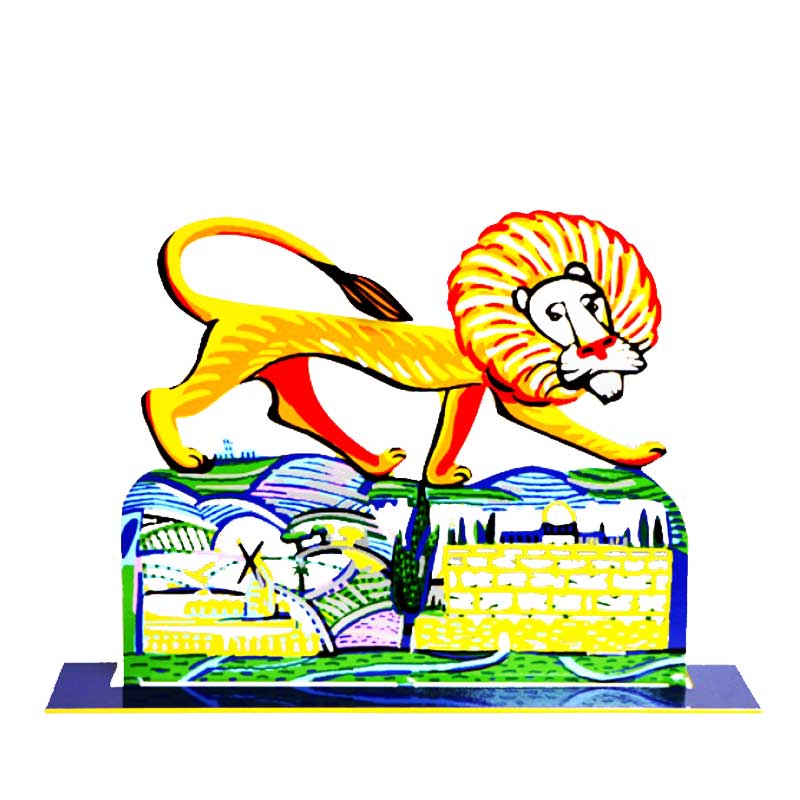 סטנד "אריה ירושלים" Ariel Lion - סטנד מתכת ( Height 32cm x Width 22 cm | Weight- 0.65 KG ) צבעוני בעבודת יד עם הדפס דו צדדי על מתכת בחיתוך לייזר. סטנד מהמם אריאל האריה צועד בראש ירושלים. דייוויד גרשטיין הצליח בכישרון יוצא דופן לתפוס את הטבע בצורה הומוריסטית אך אמיתית ובאופן חי ביותר. מעוצב ומיוצר ע"י האמן דוד גרשטיין. פסל מתכת מקסים זה להנחה על השולחן מדף. מחיר מבצע מתנות ישראל