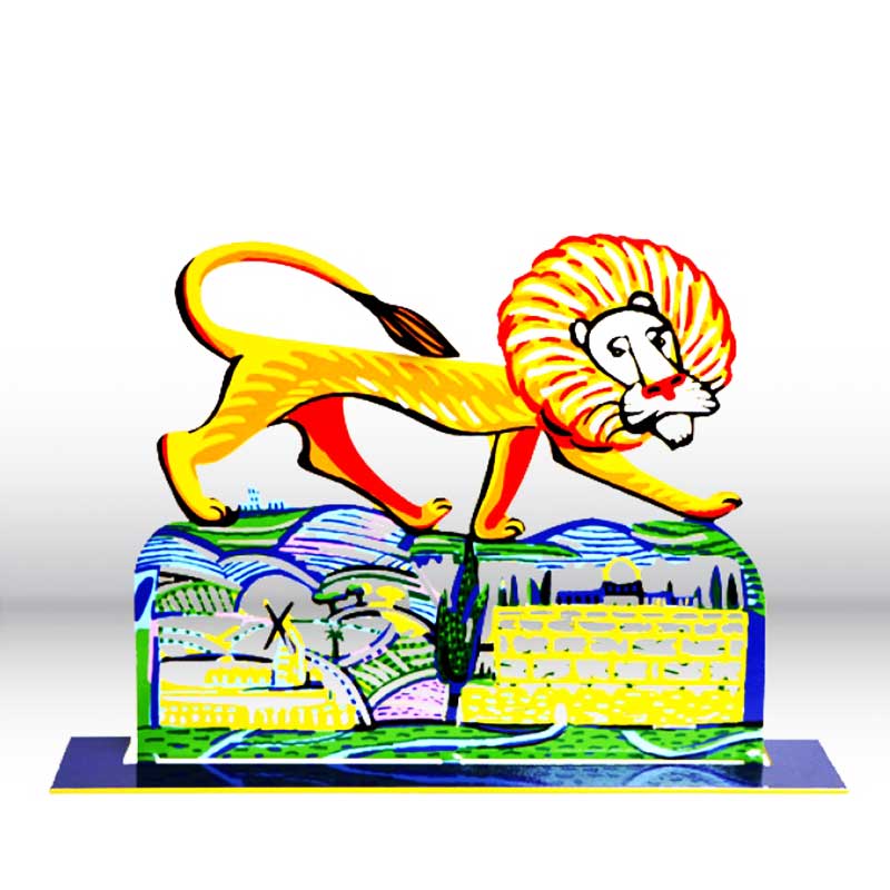 סטנד "אריה ירושלים" Ariel Lion - סטנד מתכת ( Height 32cm x Width 22 cm | Weight- 0.65 KG ) צבעוני בעבודת יד עם הדפס דו צדדי על מתכת בחיתוך לייזר. סטנד מהמם אריאל האריה צועד בראש ירושלים. דייוויד גרשטיין הצליח בכישרון יוצא דופן לתפוס את הטבע בצורה הומוריסטית אך אמיתית ובאופן חי ביותר. מעוצב ומיוצר ע"י האמן דוד גרשטיין. פסל מתכת מקסים זה להנחה על השולחן מדף. מחיר מבצע מתנות ישראל