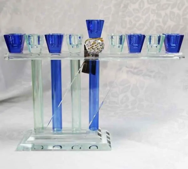 חנוכיה קריסטל מהודרת גווני כחול 30X26 ס"מ עם קופסת מתנה מהודרת.