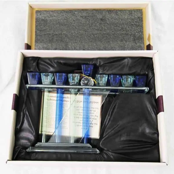 חנוכיה קריסטל מהודרת גווני כחול 30X26 ס"מ עם קופסת מתנה מהודרת.