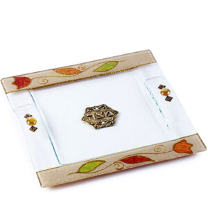 צלחת מצה זכוכית מעוצבת עם פרחים בעבודת יד ועם עיטורים בצבע זהב מהממים -מיוצר בישראל בעבודת יד.