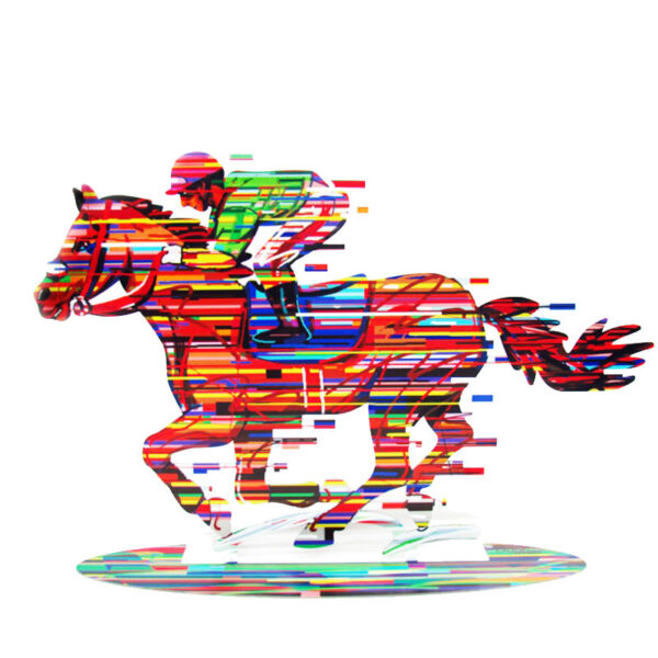 סטנד "רוכב על סוסים" Jockey גדול מהרגיל (Height-35cm(13.8") Width-52cm(20.5") Weight: 1.6KG – סטנד מתכת צבעוני בעבודת יד מהמם בצורת רוכב על סוסים. מעוצב ומיוצר ע"י האמן דוד גרשטיין. פסל מתכת מקסים זה להנחה על השולחן מדף מאת דייוויד גרשטיין, החוקר את אחד הנושאים האהובים עליו - ספורט. הדפס דו צדדי על מתכת בחיתוך לייזר. מחיר מבצע מיוחד מתנות ישראל