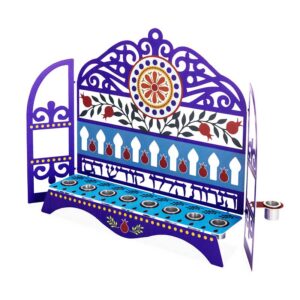 חנוכייה קהילות ישראל דגם סלסולים חנוכיית מתכת צבעונית בדגם מתאים להדלקה עם נרות. גודל: 7.5*25*30 ס