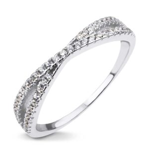 טבעת "סוליטר" לאישה מכסף 925 משובצת קריסטלים לבנים. איכות צורפות גבוהה במיוחד. מחיר מבצע אתר מתנות ישראל