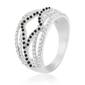טבעת "סוליטר" רחבה לאישה מכסף 925 משובצת קריסטלים לבנים ושחורים. איכות צורפות גבוהה במיוחד. מחיר מבצע אתר מתנות ישראל