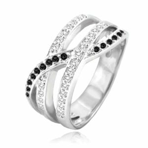 טבעת "סוליטר" רחבה לאישה מכסף 925 משובצת קריסטלים לבנים ושחורים. איכות צורפות גבוהה במיוחד. מחיר מבצע אתר מתנות ישראל