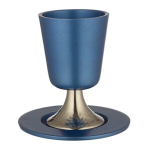 גביע קידוש מהודר ( 11 ס"מ ) כחול מאלומיניום עם רגל. כולל תחתית תואמת